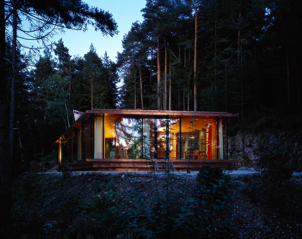 Thomas Schüttes Raumskulptur Ferienhaus T im Wald von Mösern