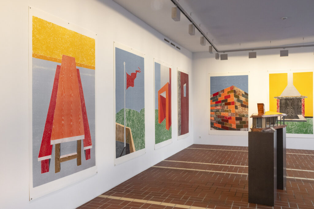 Ausstellungsansicht Haus T von THomas Schütte mit Holzschnitten