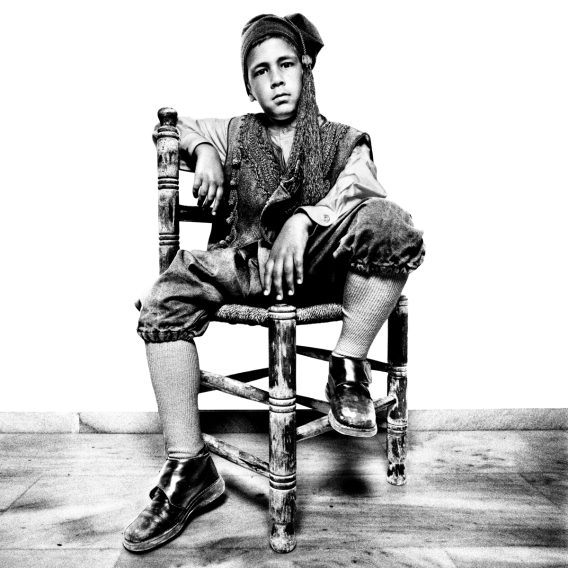 @Platon_8_15_O Ausstellung KiS 06-09 2025; Coming Home: Greece: Boy On Chair; 2008-2014; @Platon